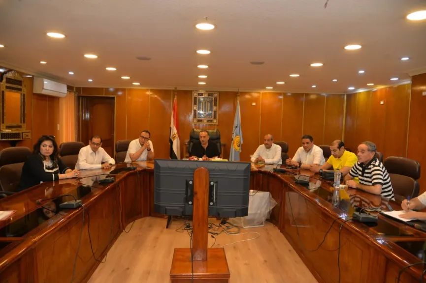 محافظ أسيوط يعقد اجتماعًا مع مسئولي الجمعيات الأهلية لبحث آليات دعم الأسر