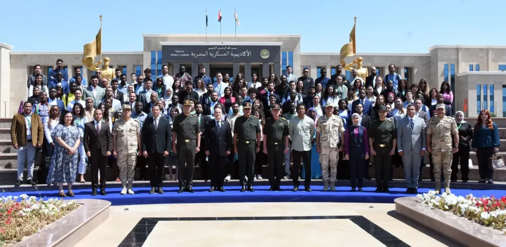 بالتعاون مع وزارة الشباب والرياضة القوات المسلحة تنظم زيارات ميدانية لوفد من الشباب المصرى والأجنبى لعدد من المنشآت العسكرية