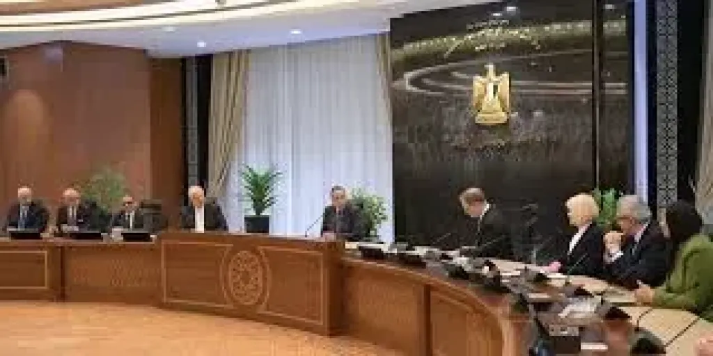 مدبولى يتابع الموقف التنفيذى لمنظومة مياه الشرب والصرف بمدن شرق وغرب القاهرة