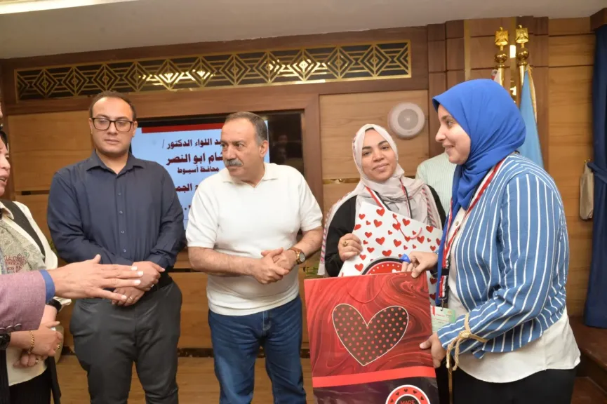محافظ أسيوط يسلم 320 حاجًا من الجمعيات الأهلية تأشيرات السفر