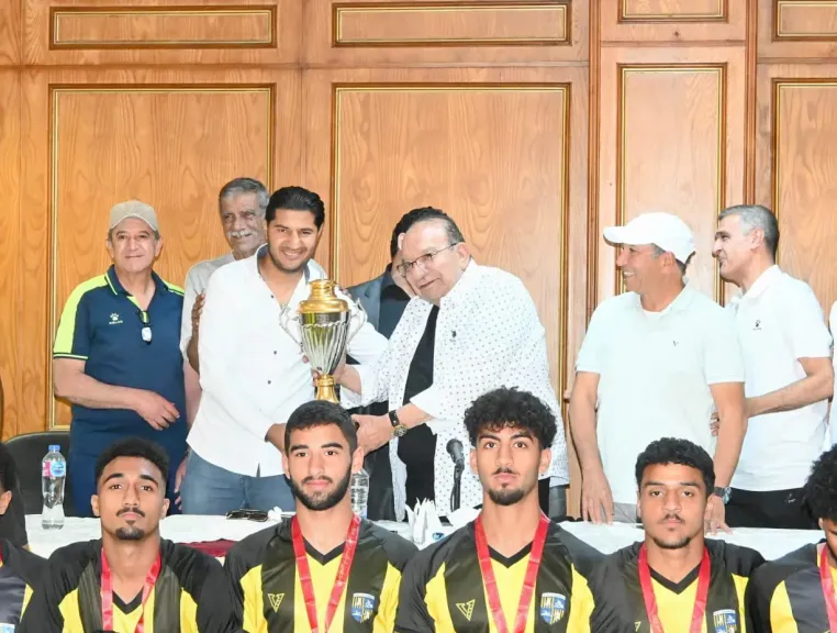 المقاولون يكرم فريق مواليد ٢٠٠٦ أبطال القاهرة واهداء كأس البطولة للمشرف على الكرة
