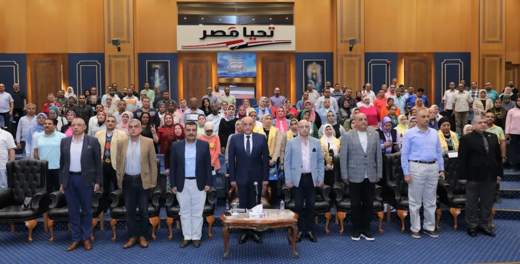 مع رئاسته  لميناء الاسكندريه يحتفل  اللواء بحري ايهاب صلاح مع العاملين بالميناء باليوم العالمي للمرأة