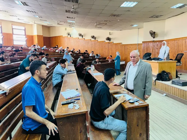 رئيس جامعة الدلتا التكنولوجية يتابع اختبارات نهاية الفصل الدراسي الثانى للعام الجامعى ٢٠٢٥/٢٠٢٤ ويشيد بإنتظام اللجان