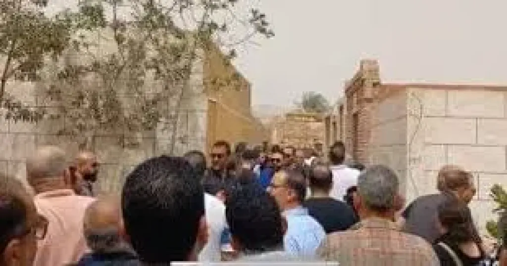 منهار وبيسلم على الناس.. أول ظهور لـ”عمرو الدجوي” في جنازة شقيقه.