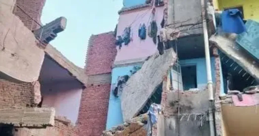 انهيار جزئي بواجهة منزل في حي غرب المنصورة