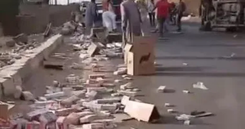 انقلاب شحنة سجائر على الطريق الزراعى بأسوان.. فيديو