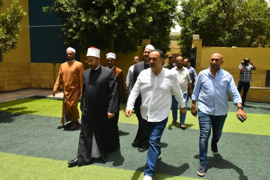 محافظ أسيوط يلتقي وعاظ وواعظات الأزهر ويشيد بدورهم في تعزيز