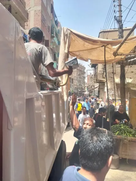 جانب من متابعه
