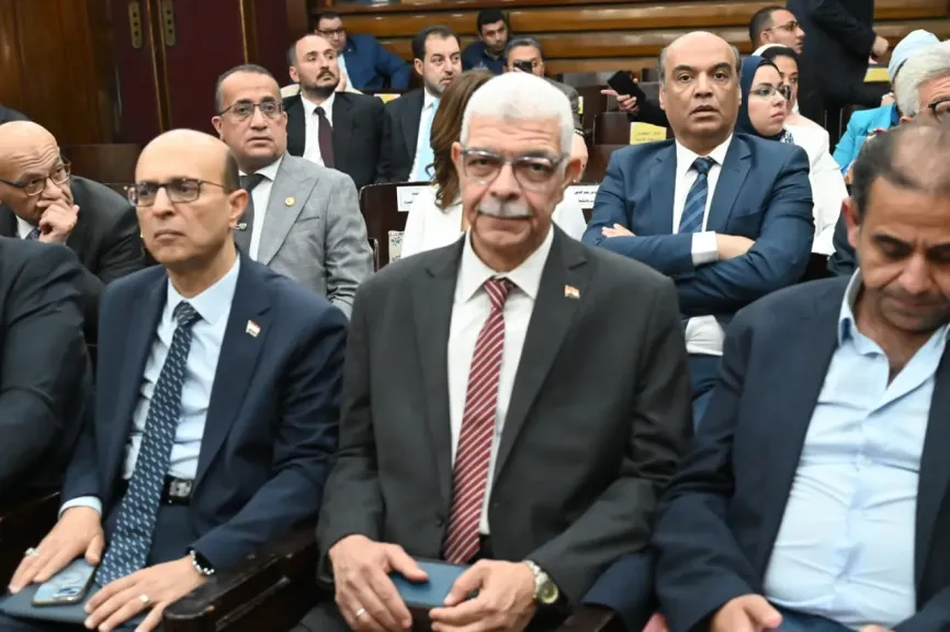 جانب من متابعه