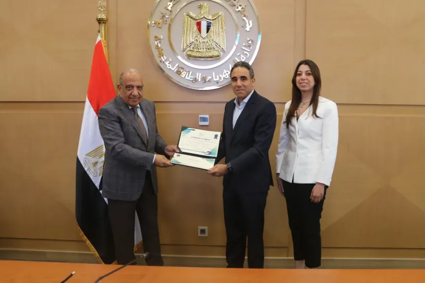 وزير الكهرباء يسلّم شهادات تأهيل 4 مشروعات لإنتاج الطاقة المتجددة وبيعها لمستهلكين صناعيين