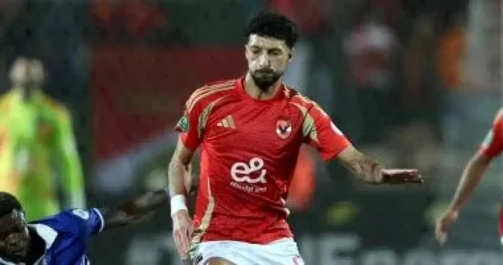 ليلة تتويج الأهلى بالدورى.. وسام أبو على يهدى قميص ”السوبر هاتريك” لـ متعب