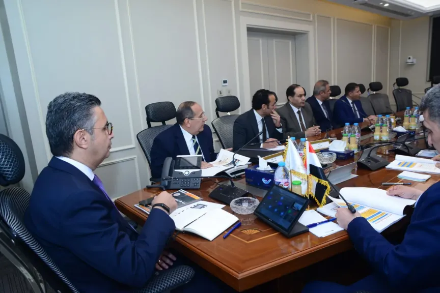 وزير التموين  يجتمع برئيس مجلس ادارة شركة مطاحن ومخابز شمال القاهرة لمتابعة خطة التطوير ورفع كفاءة التشغيل.