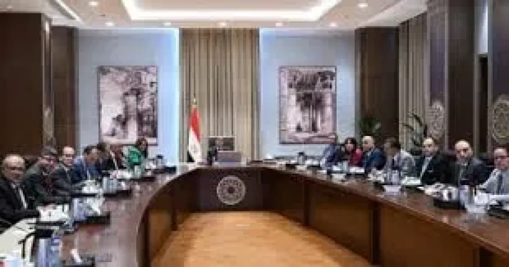 رئيس الوزراء يتابع جهود توطين صناعة الحرير فى مصر