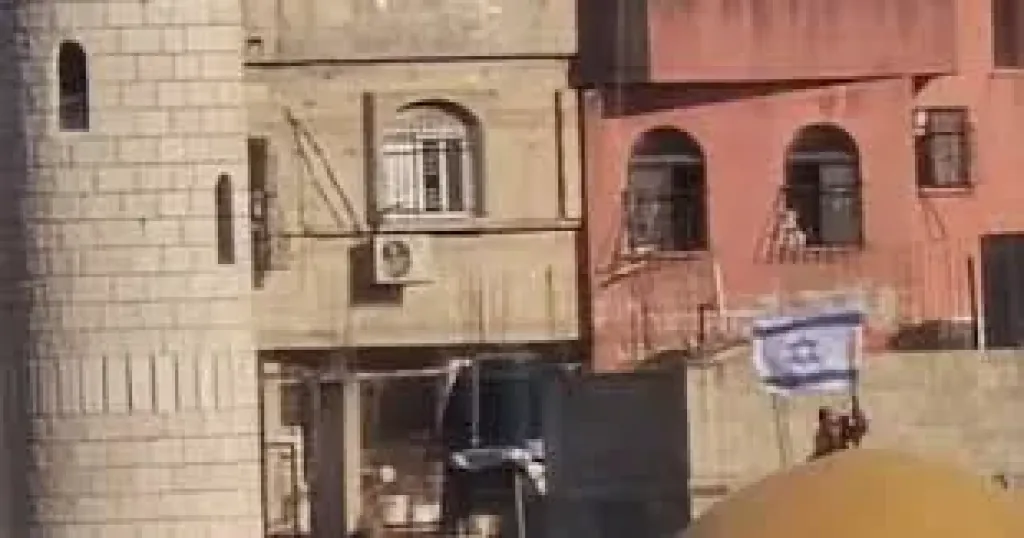 استفزاز جديد.. قوات الاحتلال ترفع علم إسرائيل على قبة مسجد بالضفة الغربية