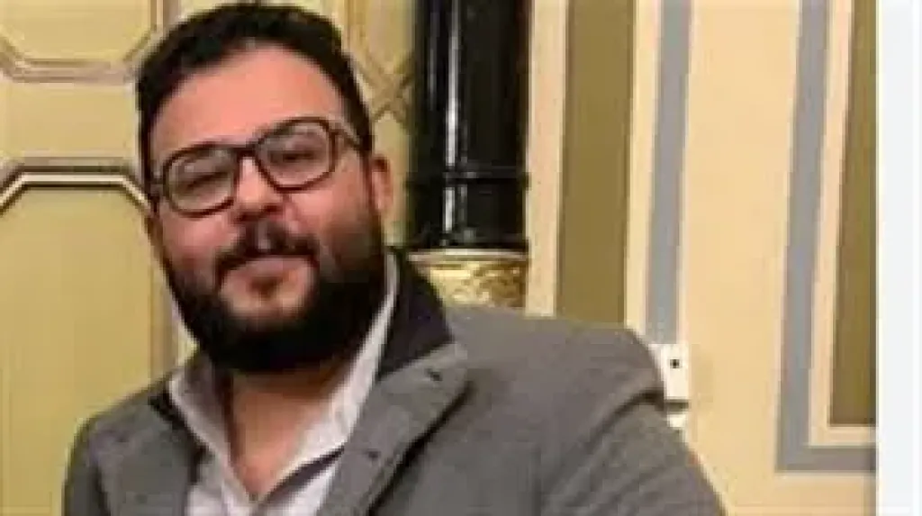السيناريست إياد صالح يتلقى واجب العزاء فى والده بحضور المقربين