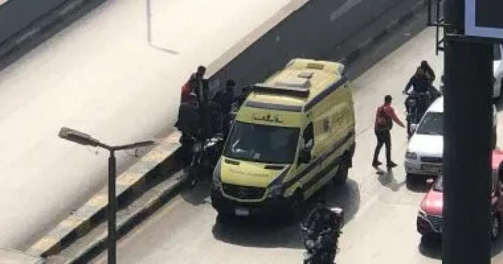 مصرع شاب صدمته سيارة والده بالخطأ في مدينة العاشر من رمضان بالشرقية
