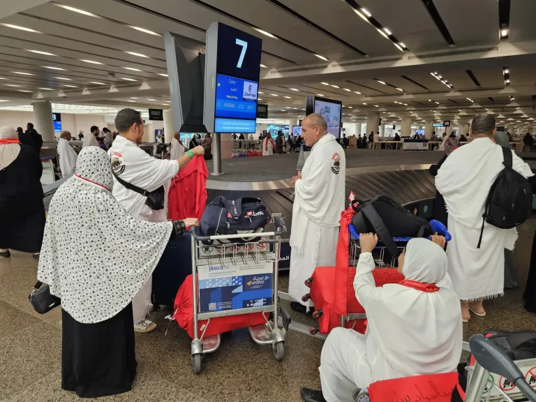 الجمعة الأخيرة قبل عرفات.. الحجاج يؤدون الصلاة فى الحرم
