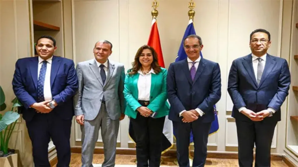وزيرا الاتصالات والتنمية المحلية يشهدان توقيع اتفاق لتوفير الأجهزة التكنولوجية لتشغيل مجمعات الخدمات الحكومية بقرى ”حياة كريمة ”