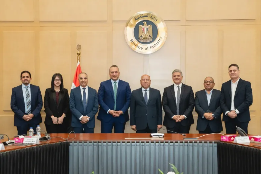 حسن علام تعيد تأهيل ترام الرمل بالإسكندرية