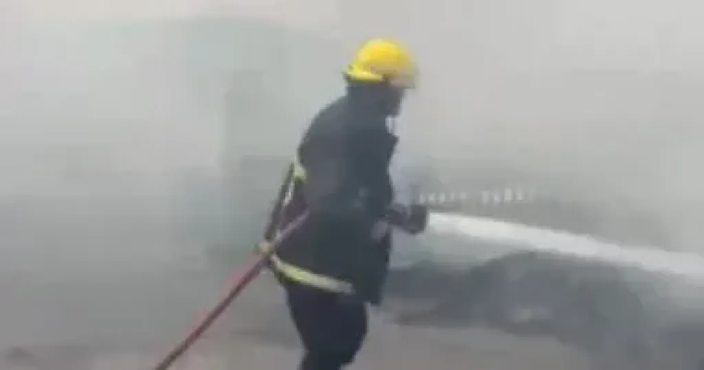 حريق يلتهم بعض محتويات منزلين دون إصابات في مركز طهطا شمال سوهاج