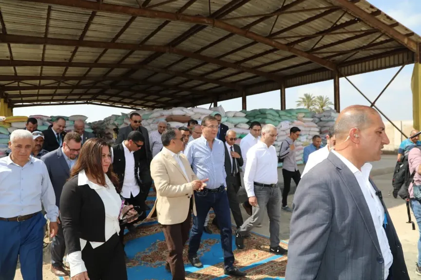 وزير الزراعة ومحافظ الشرقية ورئيس البنك الزراعي يتابعون أعمال توريد القمح بشونة العزيزية بمنيا القمح