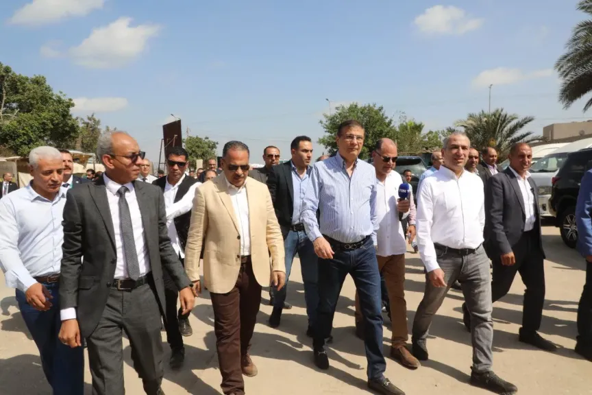 وزيرالزراعة ومحافظ الشرقية ورئيس البنك الزراعي يتابعون أعمال توريدالقنح
