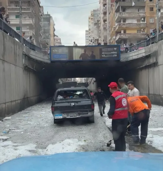 فرق الاستجابة للسيول تنجح في إنقاذ 34 شخصًا عالقًا بسياراتهم في المناطق المتضررة من السيول بالإسكندرية