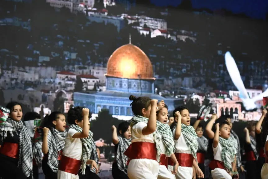 طلاب مدارس الحسام  يدعمون القضية الفلسطينية بعرض فنى مميز
