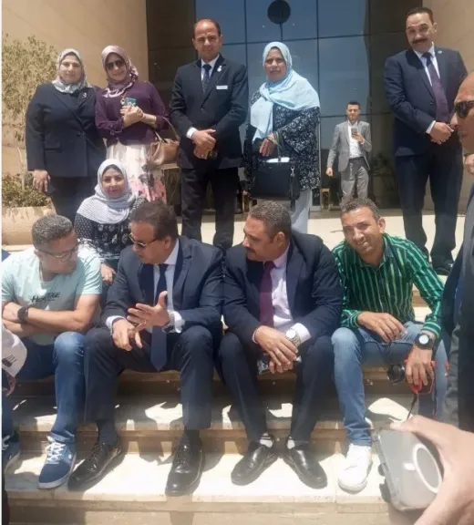 على سلالم الوزارة بكل حب وتواضع.. خالد عبد الغفار يستمع للصحفيين