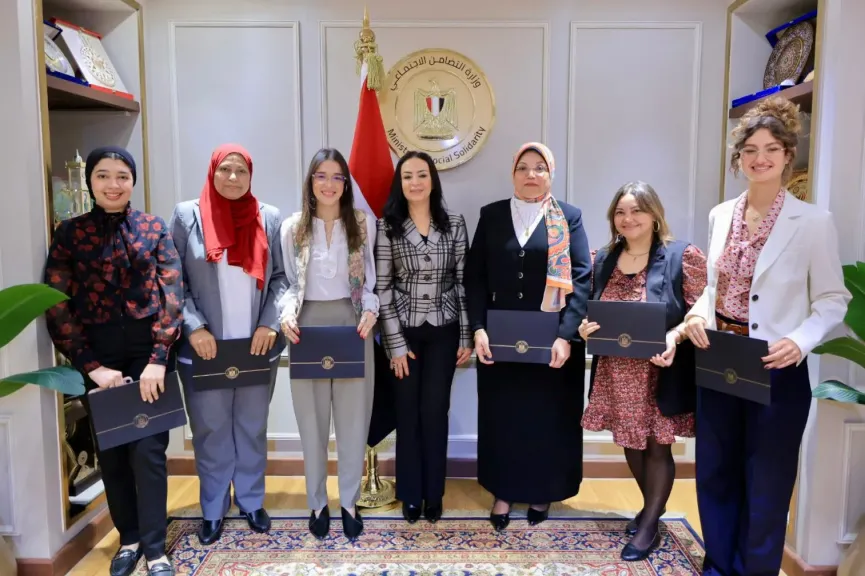 وزيرة التضامن الاجتماعي تكرم إدارتي الحماية الاجتماعية والتعاون الدولي لتميزهم خلال شهر مايو