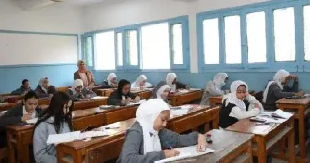تداول أسئلة امتحان الدراسات بالقاهرة والجبر بالجيزة لطلبة الشهادة الإعدادية