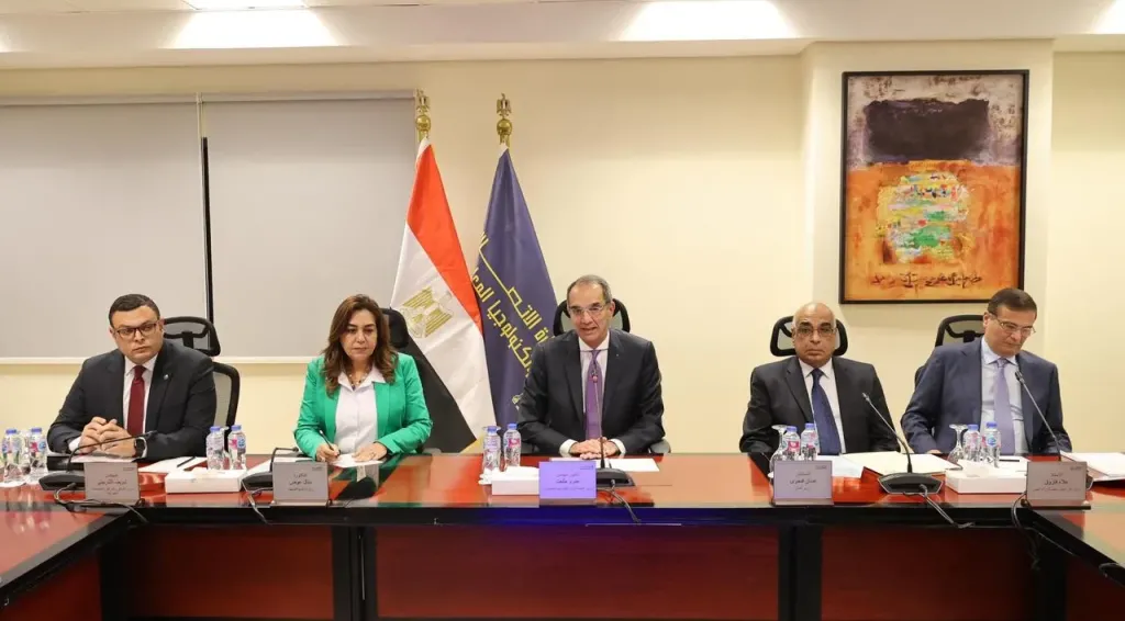 وزراء الاتصالات والتنمية المحلية والعدل والإسكان والزراعة يجتمعون لمتابعة الموقف الحالى لمنظومة الرقم القومى العقارى وإعداد اللائحة التنفيذية للقانون