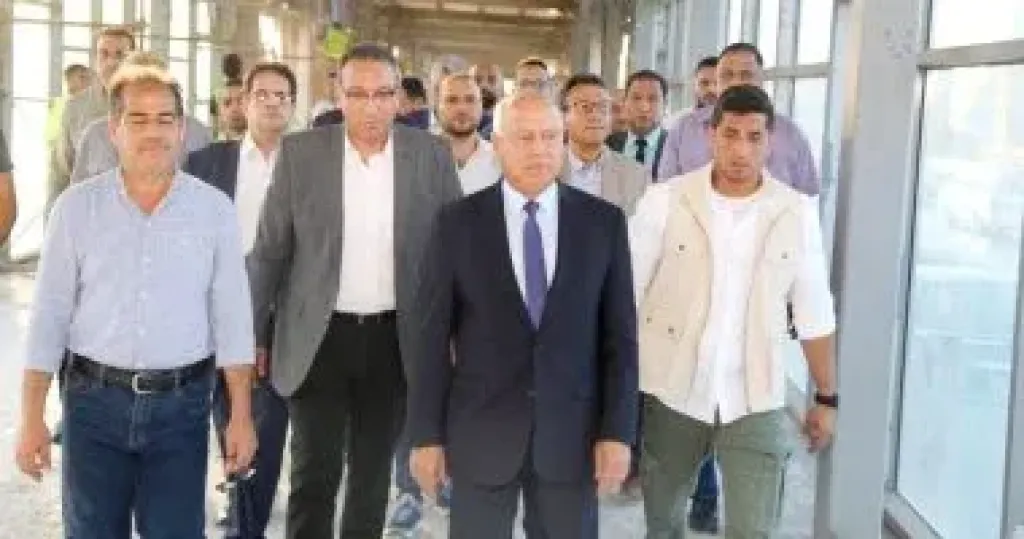نائب رئيس الوزراء يتفقد محطات الأتوبيس الترددي خلال تشغيله للركاب