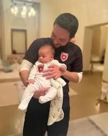 أحلى تشخيص في حياتي.. ولي عهد الأردن يعاني من ألم بالكتف لكثرة حمله ابنته