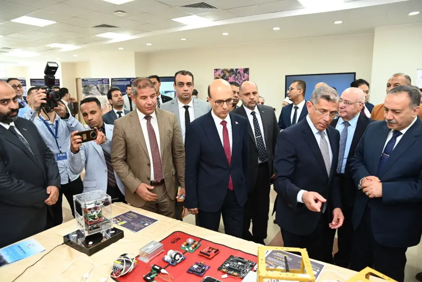 رئيس جامعة أسيوط يشيد بمشروعات وكالة الفضاء المصرية ودورها في دعم علوم