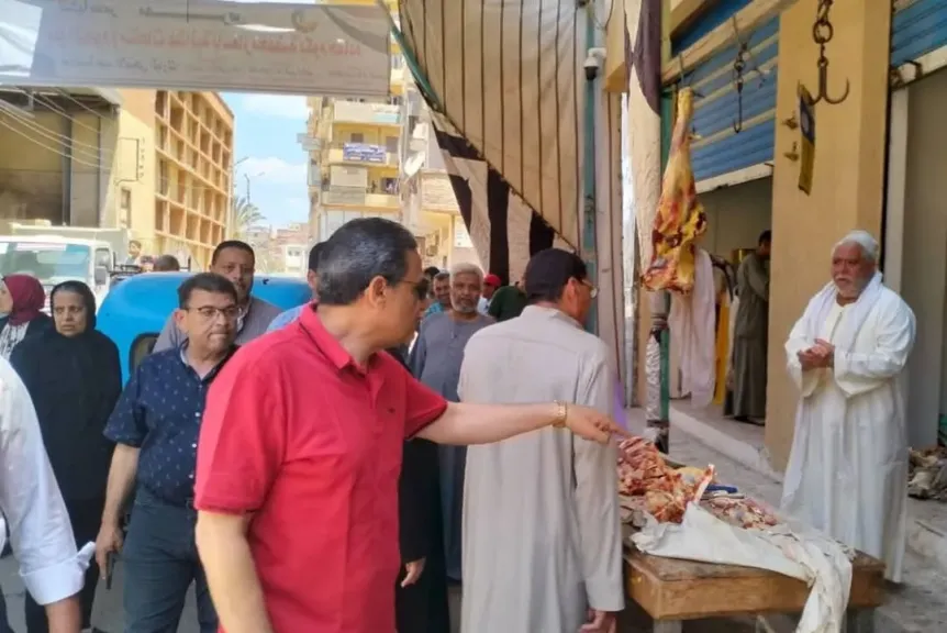 قبل عيد الأضحى..”قطاطو” يقود حملة تفتيشية على  محلات الجزارة والأسواق بكوم حمادة