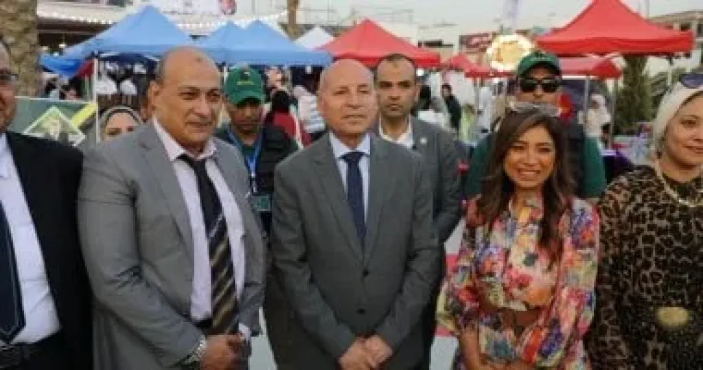 بتخفيضات كبيرة.. محافظ القاهرة يفتتح معرض ”أهلاً بالعيد” للسلع والملابس