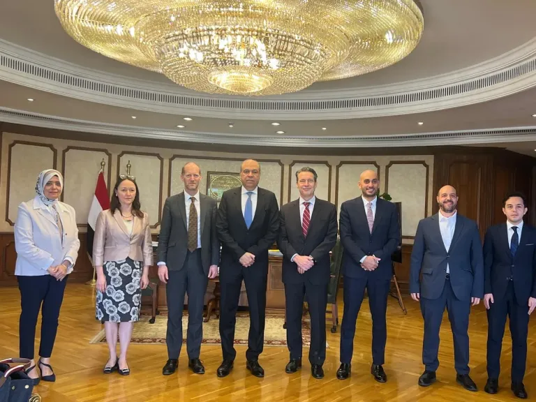 وزير الطيران المدني يلتقي وفد من مسئولى البنك الأوروبي لإعادة الإعمار والتنمية