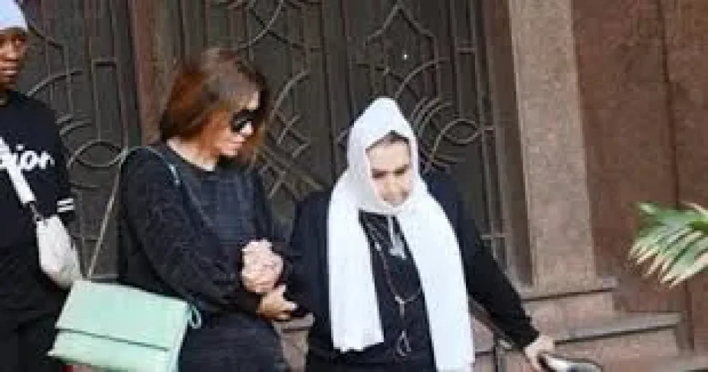 بكاء وحزن أثناء مغادرة جثمان سميحة أيوب لمنزلها بحضور مديحة حمدى