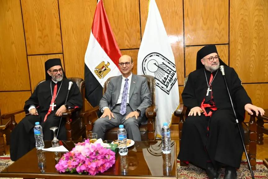 الدكتور المنشاوي يستقبل قيادات الكنائس بجامعة أسيوط للتهنئة بعيد الأضحى