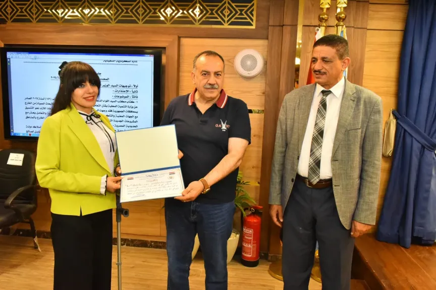 محافظ أسيوط يكرم موظفة بديوان المحافظة من ذوي الهمم
