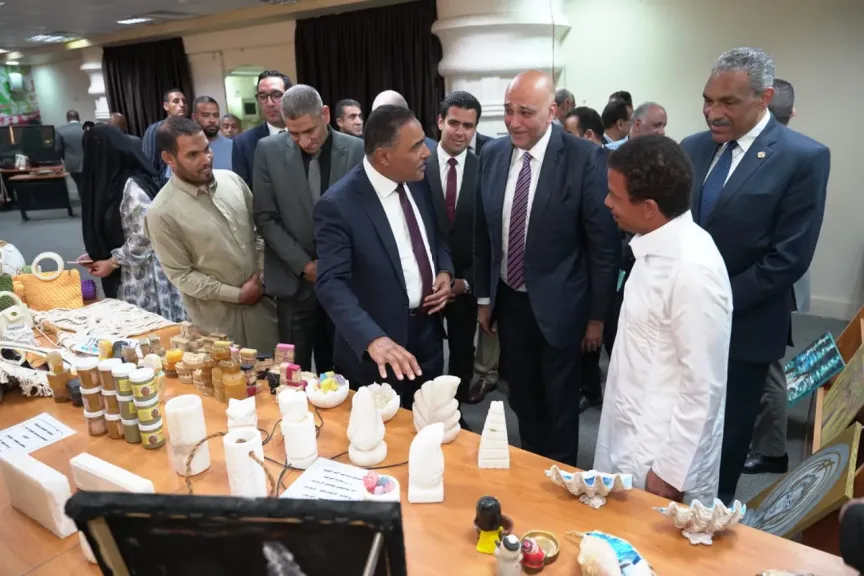 جهاز تنمية المشروعات يبحث دعم أصحاب المشروعات الصغيرة بمطروح