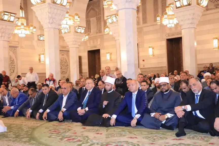 ما حكم صلاة الجمعة إذا وافقت يوم عيد؟ وهل تسقط الجمعة والظهر معًا بصلاة العيد؟