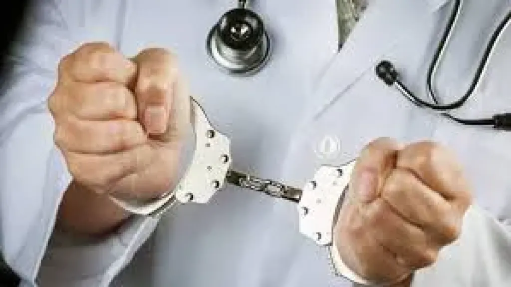 حبس طبيب سنة مع إيقاف التنفيذ لإجرائه عملية جراحية خارج تخصصه بالزقازيق