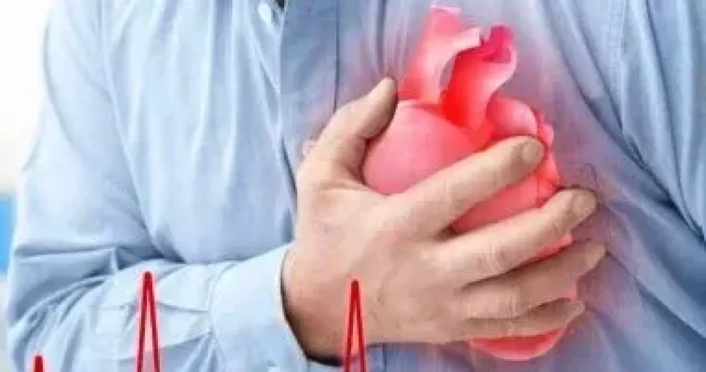 لماذا يفحص طبيب القلب قدميك؟.. احذر هذه الأعراض