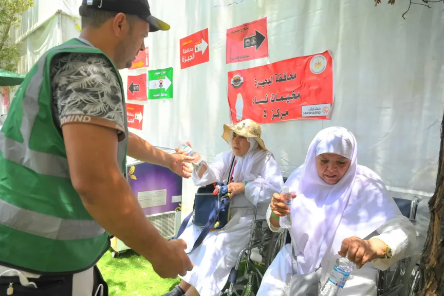 استعدادًا للنفرة من عرفات.. حجاج الجمعيات الأهلية يتهيأون للتوجه إلى مزدلفة مع غروب الشمس