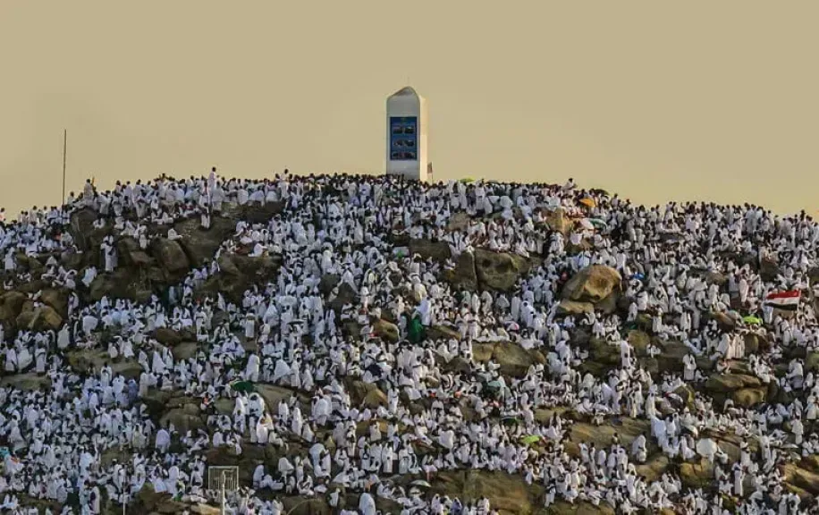 ضيوف الرحمن ينفرون من عرفات إلى مزدلفة