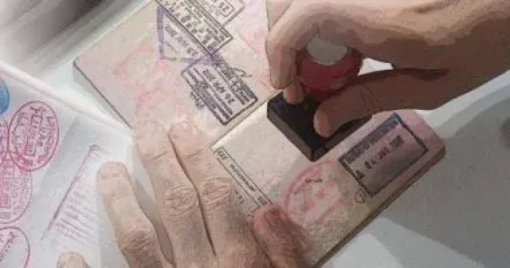 تأشيرات عمل وطلبات توظيف وصور جوازات سفر.. أحراز عصابة العمالة بالخارج