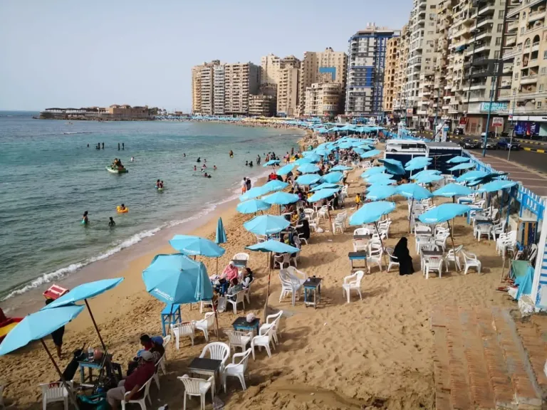 إزاى ماحدش يستغلك ويفرض عليك إكراميات على شواطئ الإسكندرية