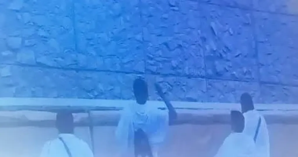 بعد عرفات والمزدلفة ..الحجاج يرمون جمرة العقبة